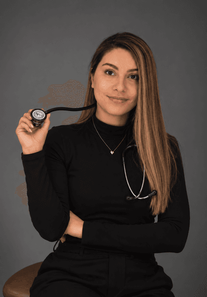Dra. Jenifer Gordillo Salazar con estetoscopio